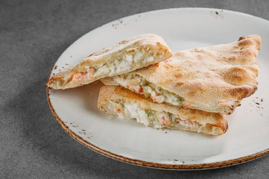 Кальцоне с лососем