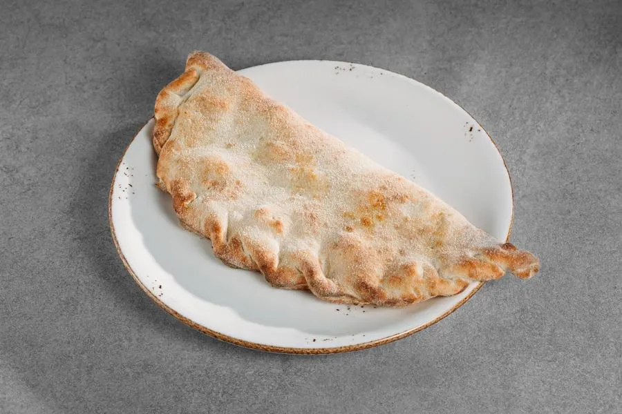 Кальцоне с лососем