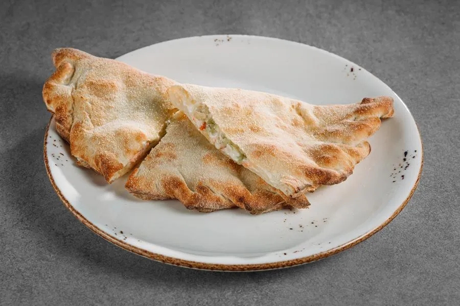 Кальцоне с лососем