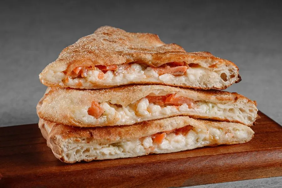 Кальцоне с лососем