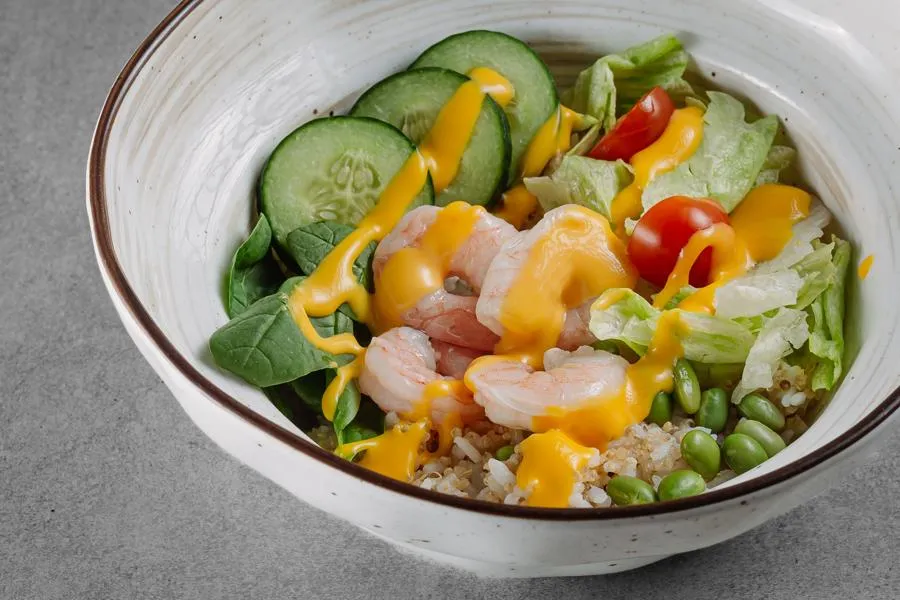 ПОКЕ С КРЕВЕТКОЙ И СОУСОМ МАНГО