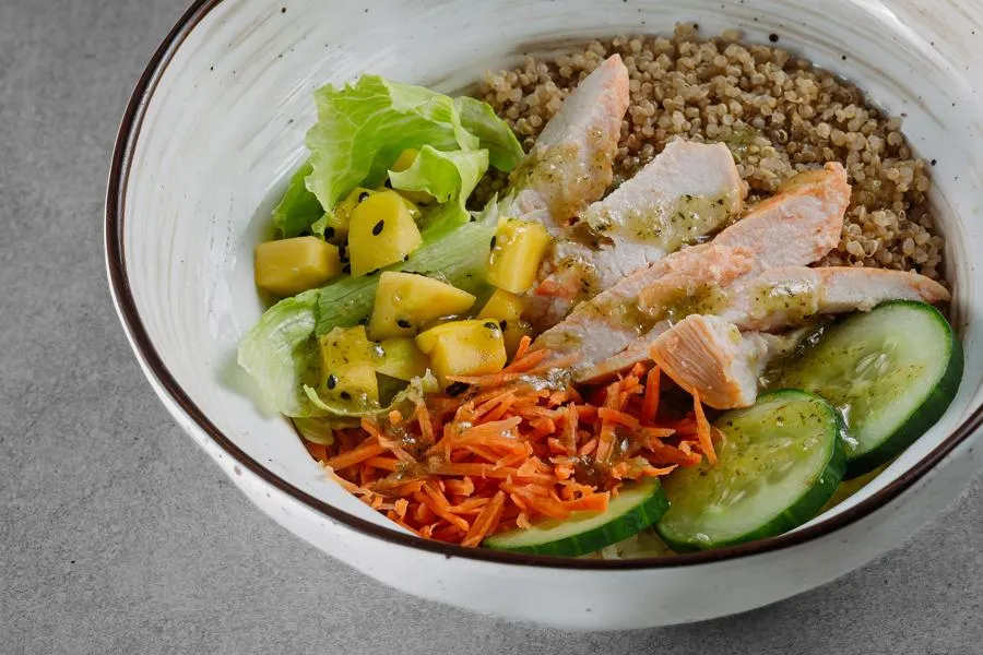 ПОКЕ С КУРИЦЕЙ И СОУСОМ ПЕСТО