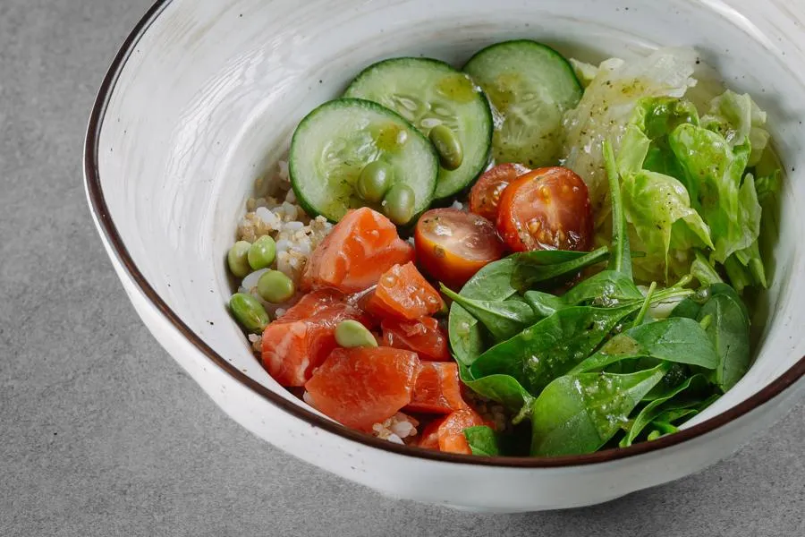 ПОКЕ С ЛОСОСЕМ И СОУСОМ ПЕСТО